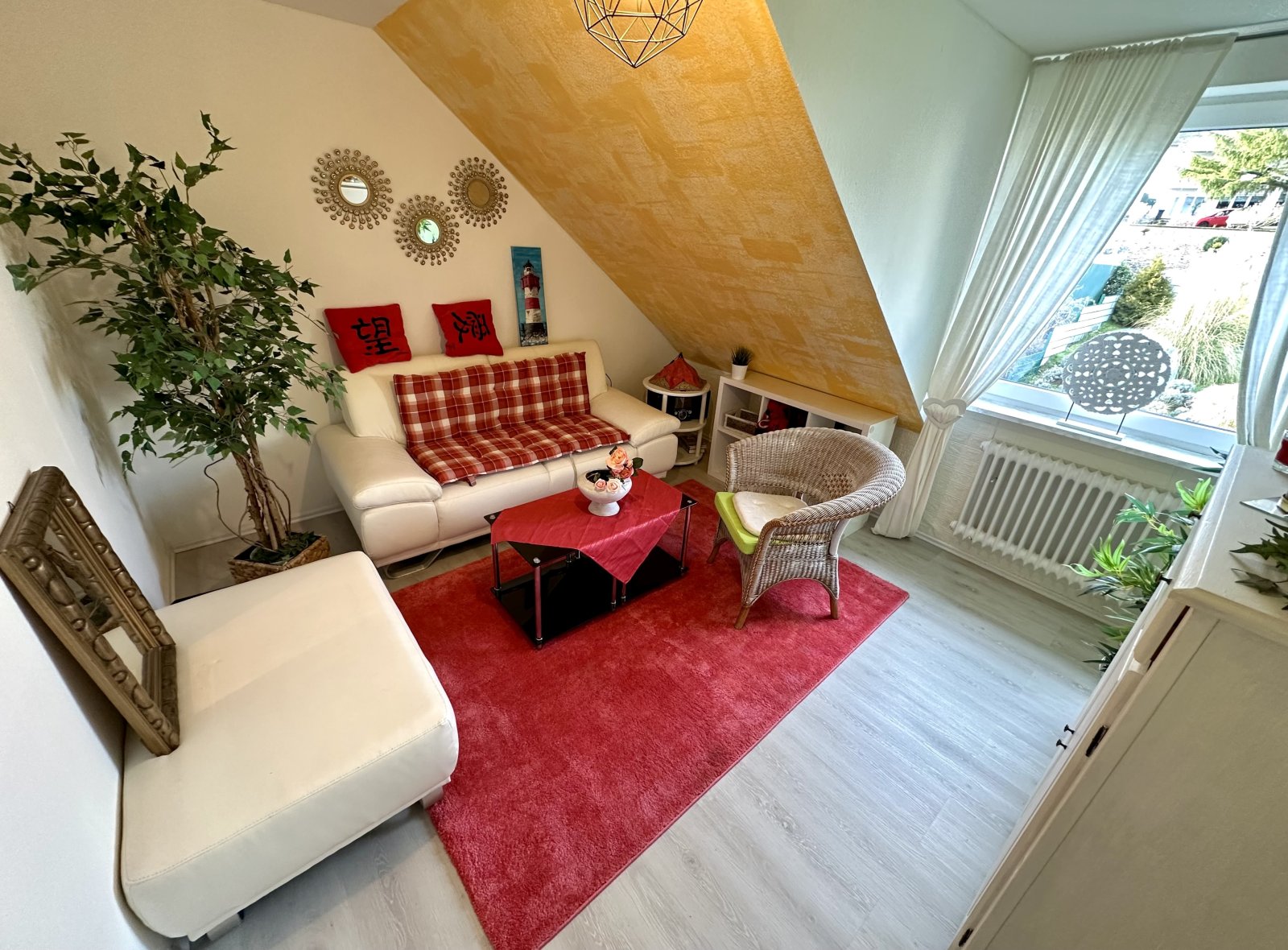 Helles Dachzimmer mit Schrägen und großflächigen Fenstern