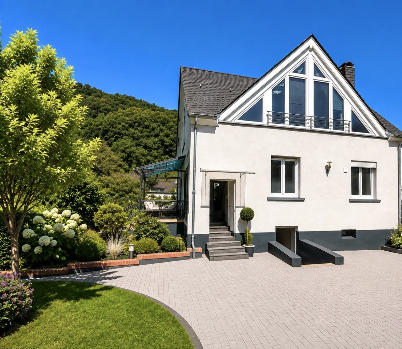 Moderne Außenanlage mit überdachter Terrasse und Natursteinfassade