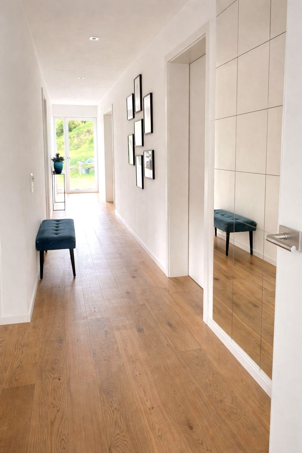 Heller Flur mit raumhohen Spiegelelementen und LED-Deckenbeleuchtung Heller Flur mit raumhohen Spiegelelementen und LED-Deckenbeleuchtung