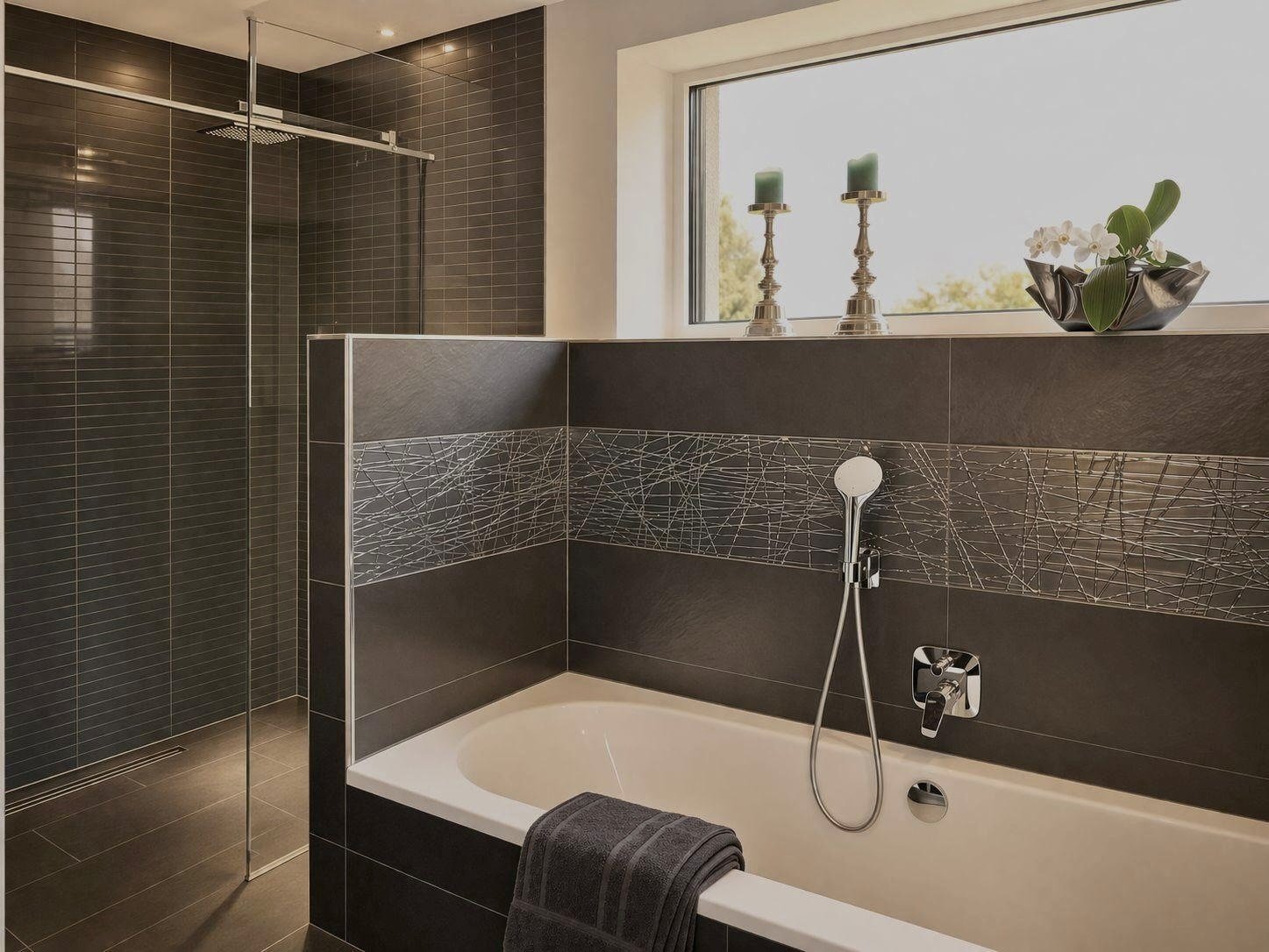 Modernes Badezimmer mit begehbarer Dusche und freistehender Badewanne Modernes Badezimmer mit begehbarer Dusche und freistehender Badewanne