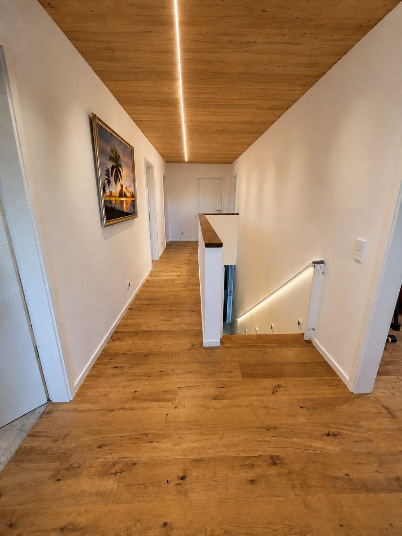 Obergeschoss-Flur mit durchdachtem Wegekonzept und moderner LED-Deckenbeleuchtung