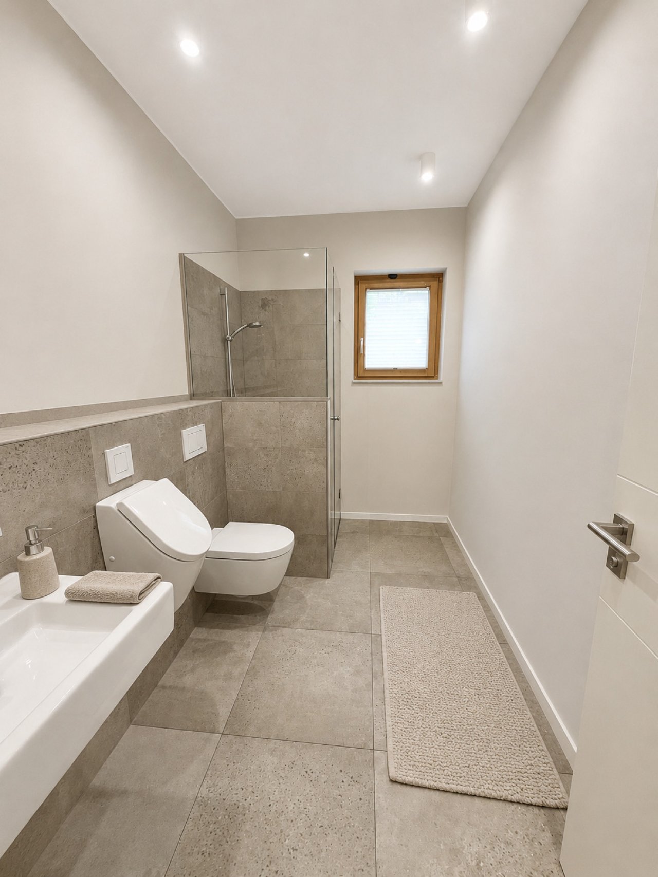 Modernes Badezimmer mit ebenerdiger Dusche und intelligenter Raumnutzung