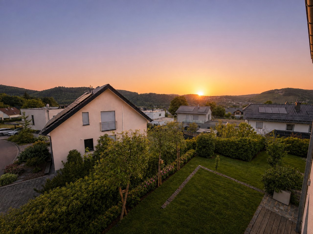 Sonnenterrasse mit Natursteinbelag und Blick ins Tal