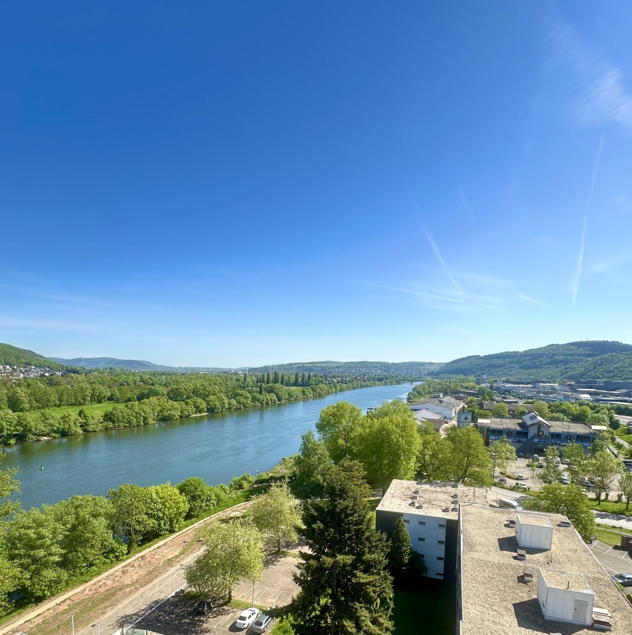 Panoramablick auf Flusslandschaft und Tal Panoramablick auf Flusslandschaft und Tal