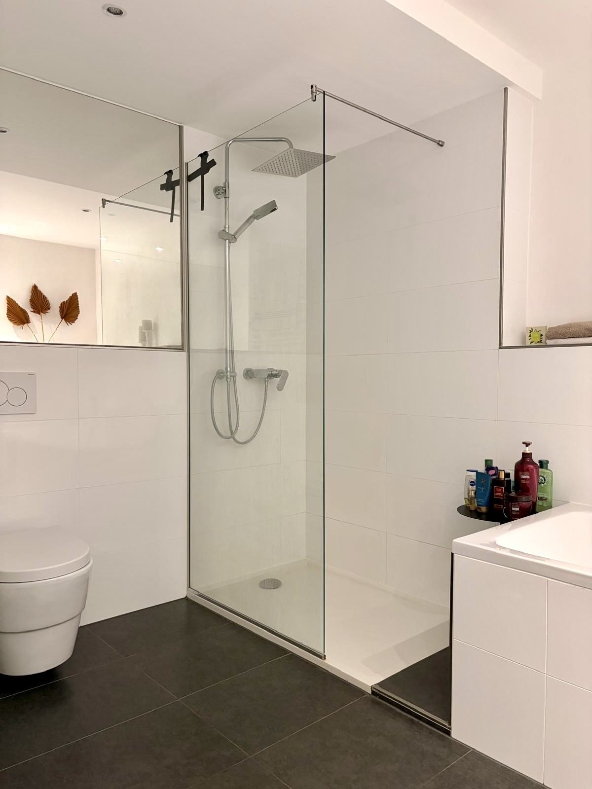 Modernes Badezimmer mit begehbarer Dusche und hochwertiger Ausstattung Modernes Badezimmer mit begehbarer Dusche und hochwertiger Ausstattung