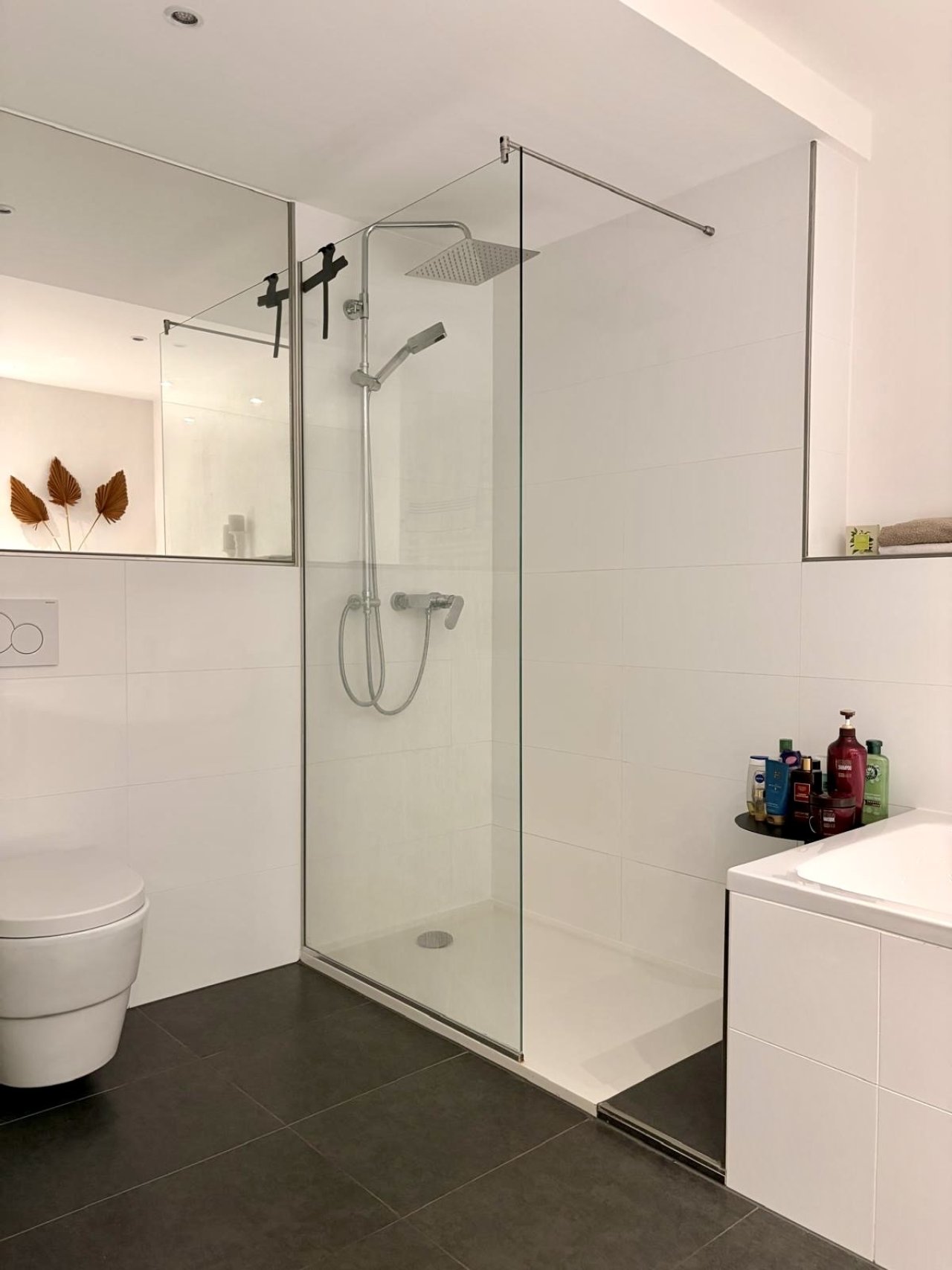Modernes Badezimmer mit begehbarer Dusche und hochwertiger Ausstattung Modernes Badezimmer mit begehbarer Dusche und hochwertiger Ausstattung