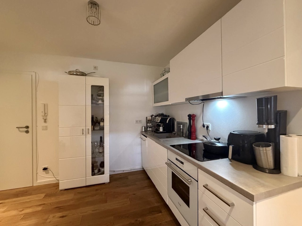 Moderne Küche mit durchdachtem Arbeitsbereich und hochwertigen Einbaugeräten Moderne Küche mit durchdachtem Arbeitsbereich und hochwertigen Einbaugeräten