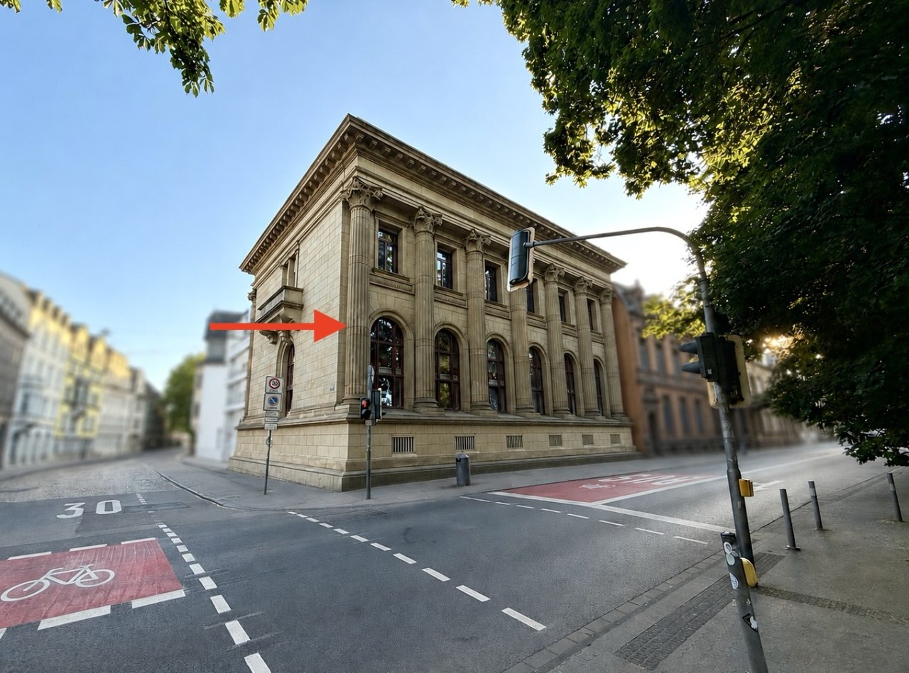 Klassizistische Fassade mit repräsentativen Säulen und hohen Fensterfluchten