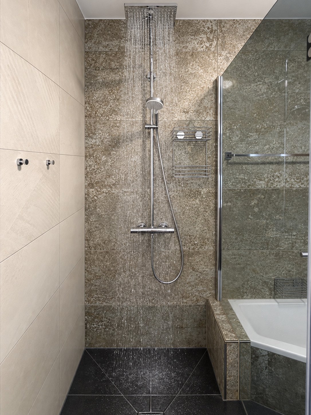 Modernes Duschbad mit bodenebener Regendusche und Wanne Modernes Duschbad mit bodenebener Regendusche und Wanne