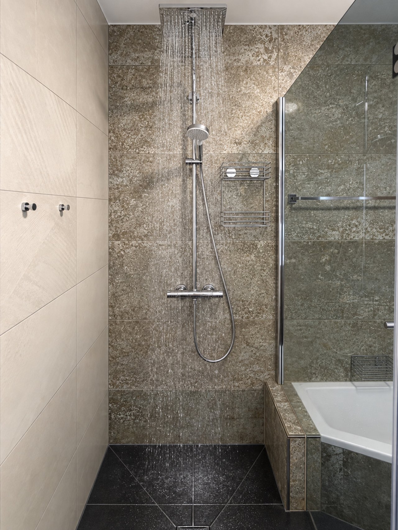 Modernes Duschbad mit bodenebener Regendusche und Wanne Modernes Duschbad mit bodenebener Regendusche und Wanne