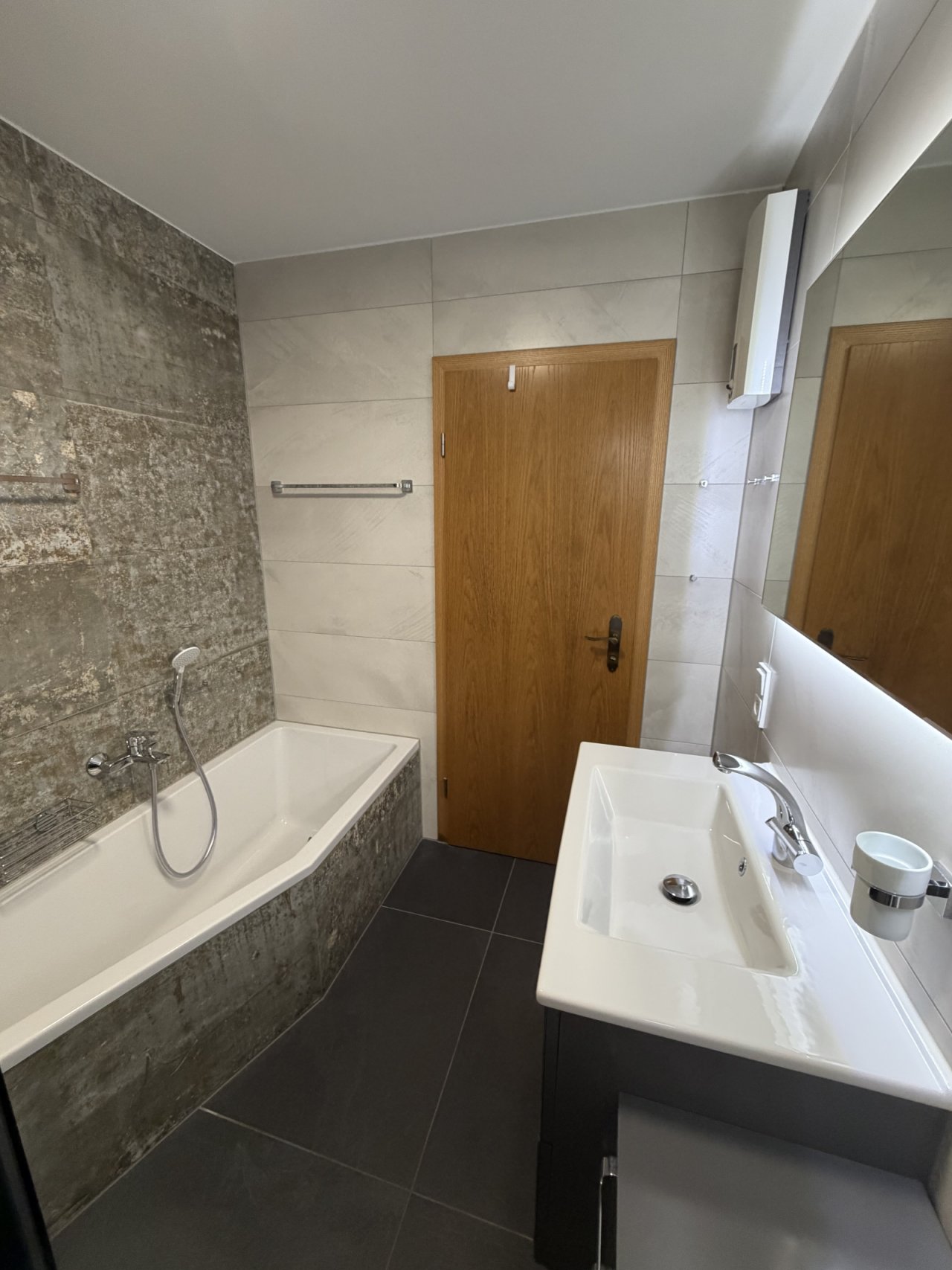 Modernes Badezimmer mit Wanne, Dusche und praktischer Raumaufteilung Modernes Badezimmer mit Wanne, Dusche und praktischer Raumaufteilung