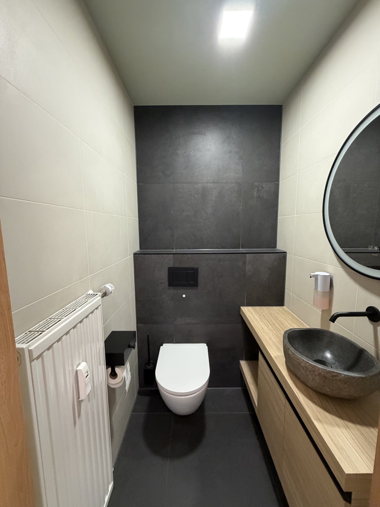 Modernes Gäste-WC mit Natursteinwaschtisch Modernes Gäste-WC mit Natursteinwaschtisch