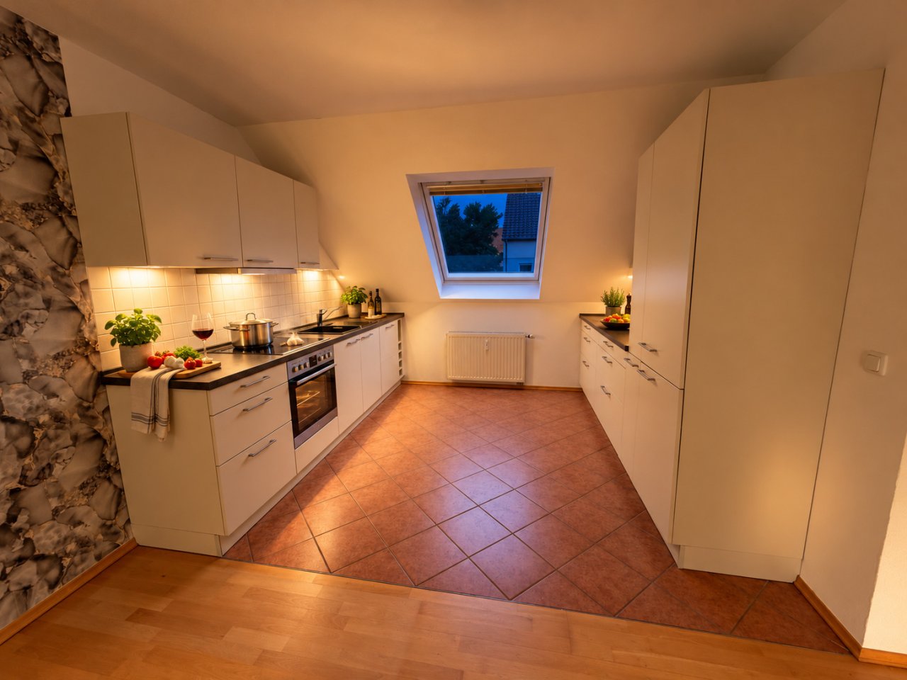 Moderne Galeerenküche mit Dachfenster und effizienter Arbeitsfläche Moderne Galeerenküche mit Dachfenster und effizienter Arbeitsfläche