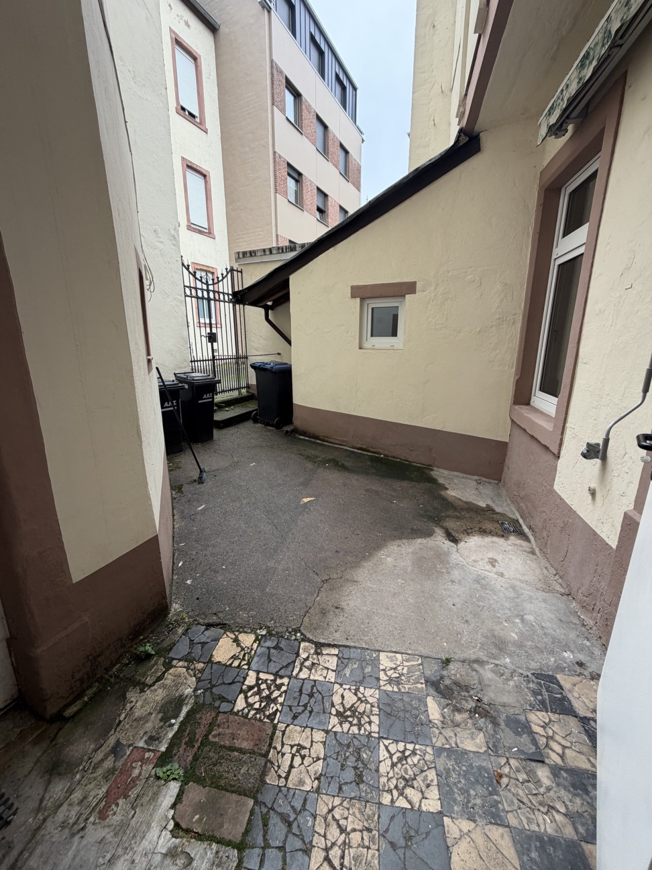 Privater Außenbereich mit überdachtem Zugang und Nutzungspotenzial